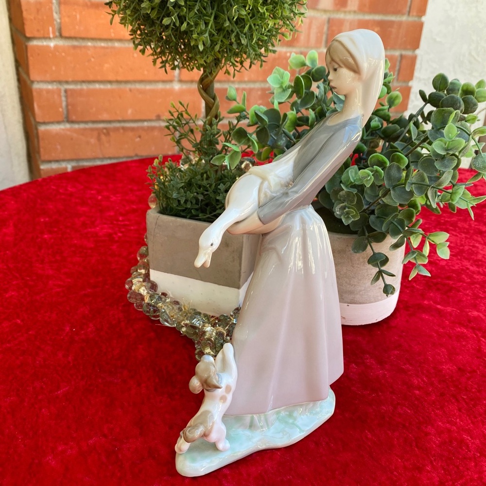 Lladro figurine nina con oca y perro - Picture 2 of 4